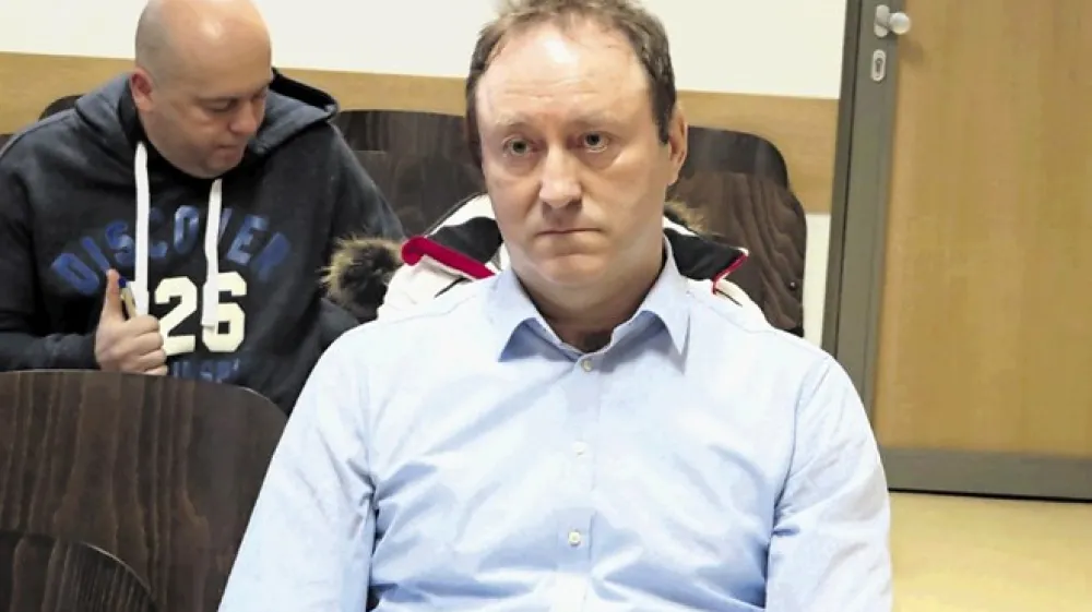 Konec meseca bo mariborska okrajna sodnica Karmen Krajnc ponovno poskusila pognati sodni proces zoper obdolženega predsednika delovnega sodi&scaron;ča Stanka Omerzuja. Zahteve, s katerimi je sku&scaron;al iz postopka izločiti vrsto sodnic in sodnikov,  so namreč spodletele.