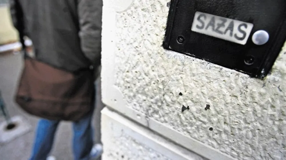 Namen Sazasa je bil z vrsto tožb zoper Dnevnik  &raquo;zastra&scaron;evati, disciplinirati novinarje in uti&scaron;ati kakr&scaron;no koli poročanje o tej kolektivni organizaciji&laquo;, ugotavlja novinarka Anja Hre&scaron;čak.