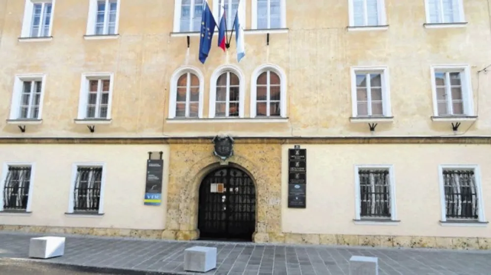 Občinska stavba, v kateri domuje tudi UE Kamnik, je &scaron;e vedno v denacionalizacijskem postopku.