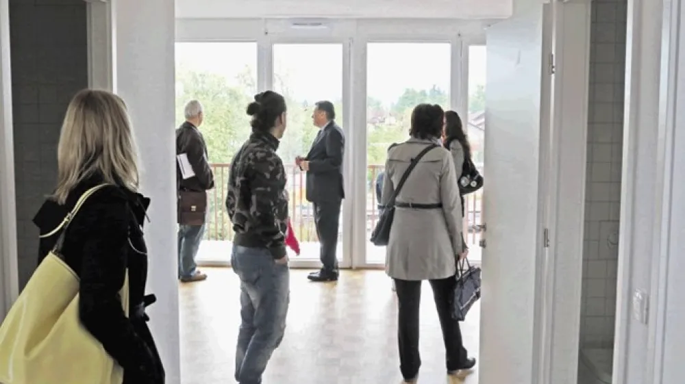 Po prvih ocenah bi z dodatnimi 180 milijoni evrov na leto primanjkljaj skoraj 10.000 javnih najemnih stanovanj izničili že v desetih letih.