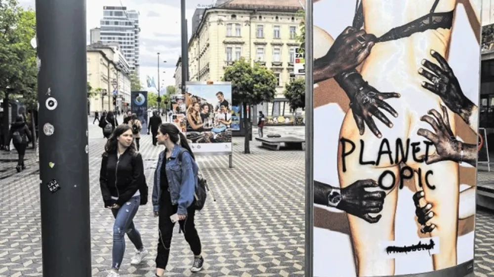 Umetni&scaron;ko delo Katarine Stegnar je bilo na ljubljanskih ulicah nemudoma tarča rasističnih komentarjev.