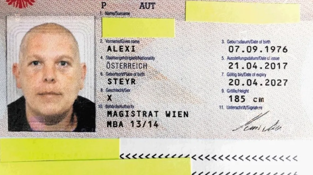 Alex  J&uuml;rgen s svojim novim potnim listom, v katerem je  njegov spol označen z X, ,kar  si je izboril na sodi&scaron;ču.