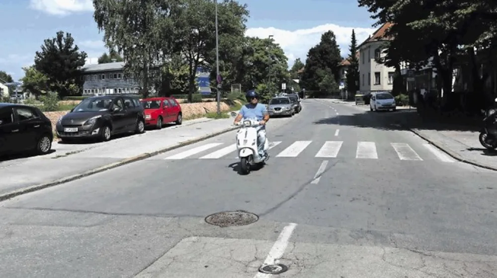 Občina je za prenovo Parmove ulice pridobila evropska sredstva na račun tega, da bo ob ulici uredila pločnike in druge povr&scaron;ine za pe&scaron;ce, na obeh straneh bosta urejena tudi kolesarska pasova.