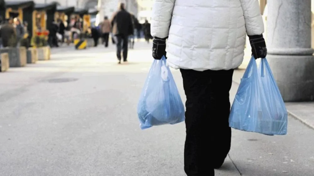 Brezplačne plastične nosilne vrečke so že prepovedane. S kodeksom pa za zdaj predvsem veliki trgovci prostovoljno stopajo &scaron;e korak dlje.