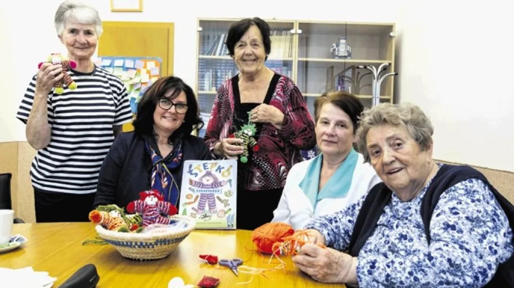 Jožica Hudej, direktorica Alenka Lovi&scaron;ček Stojanovič, Mara Mlakar, delovna terapevtka Milica Medved in Ada Černač (od leve proti desni)  &scaron;tepku ne bi spremenile niti enega samega lasu, niti enega pisanega koluta.