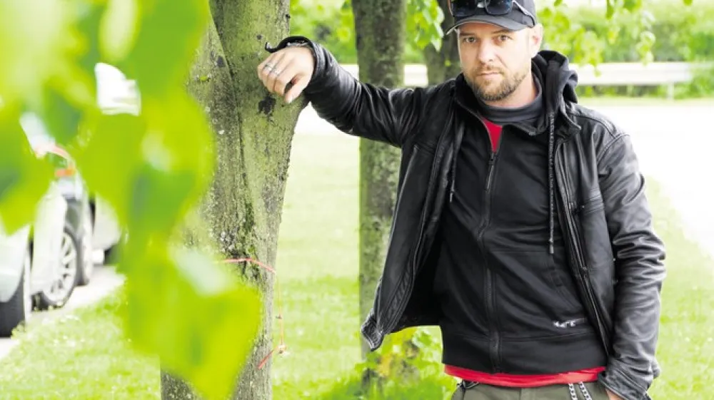 Tomi Meglič: &raquo;Ko se pojavim z nekim dekletom, ne glede na to, v kak&scaron;nem odnosu sem z njo, že pi&scaron;ejo, da je to moje novo dekle. Lakota po &scaron;kandalih v na&scaron;em slovenskem prostoru je neizmerna.&laquo; Franci Kek