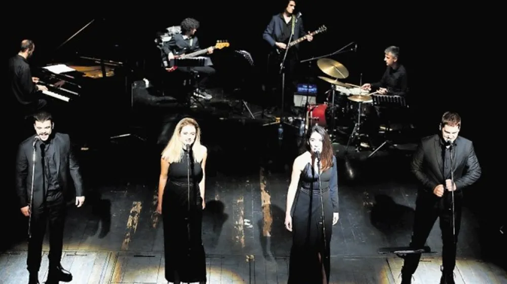 Predstava Kapital v režiji Andr&aacute;sa Urb&aacute;na in izvedbi Kraljevskega pozori&scaron;ta Zetski dom iz Cetinja je dovolj splo&scaron;en in &raquo;seksi produkt&laquo;, primeren za &scaron;ir&scaron;e evropsko občinstvo.