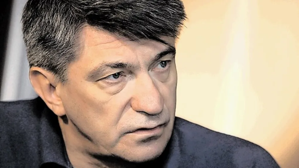 &raquo;Eden je datum, ko smo film posneli, drugi pa datum, ko so ga odobrili. Nekaj pa jih seveda tudi niso,&laquo; pojasnjuje Aleksander Sokurov dejstvo, da ima večina njegovih filmov napisani dve letnici nastanka.