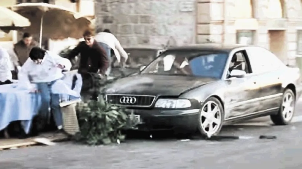 Sodelovanje audija S8 v filmu Ronin se konča, ko pristane med mizami obcestne kavarne v Nici.