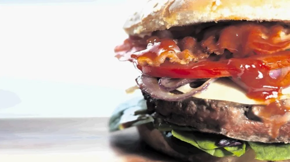 Med tekočine spadajo tudi juhe, marmelade, kečap, omake, sirupi, solatni prelivi, olje in kis, vam pa nihče ne bo odtrgal od ust sendviča, v katerem je kečap, čeprav ta ni spravljen v posebni posodici.