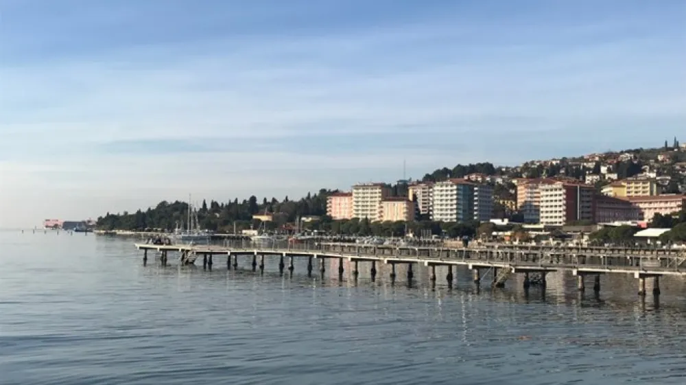 Voda na 41 od 47 pregledanih naravnih kopali&scaron;čih v Sloveniji je lani dosegala najstrožje standarde EU glede čistosti vode in je bila tako ocenjena kot odlična, med temi so bila vsa obmorska kopali&scaron;ča.