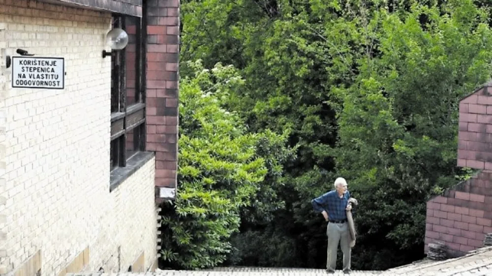 Hrva&scaron;ki režiser Ivan Ramljak se v svojem filmu Dom borcev samo skozi podobe loteva prikaza življenja, ki ne obstaja več.