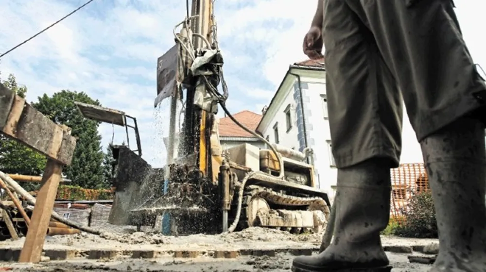 Manj&scaron;inski delničarji Minerva, ki se med drugim ukvarja z miniranjem, vrtanjem in izkori&scaron;čanjem rudnin, terjajo pojasnila o prodaji hčerinskega podjetja Proeks, ki trguje z gospodarskimi razstrelivi, razstrelivo skladi&scaron;či  in prevaža nevarno blago.