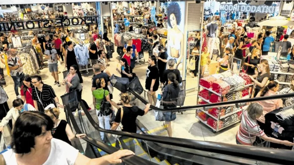 Ljubljanski Primark obsega več kot 4200 kvadratnih metrov, razporejenih v dveh nadstropjih.