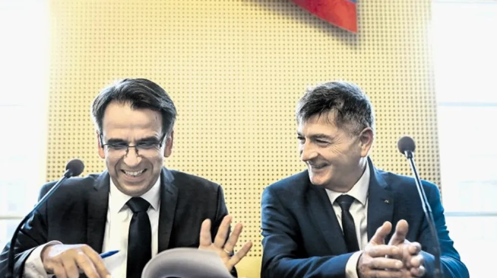 Minister za javno upravo Rudi Medved (desno) in vladni pogajalec Peter Pogačar sta danes sindikatom predstavila izhodi&scaron;ča za spremembe plačnega sistema v javnem sektorju.