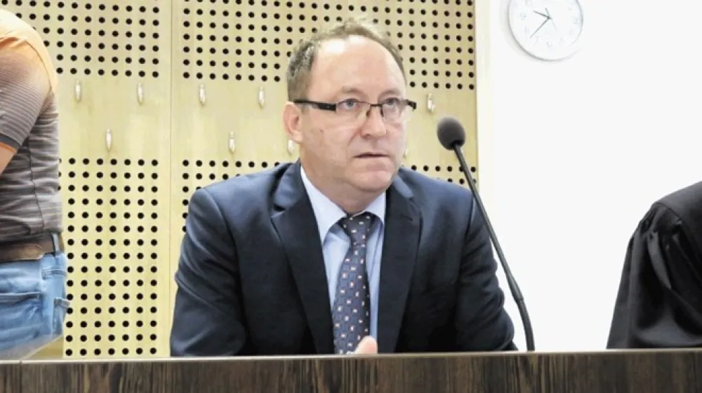 Na dolgo in &scaron;iroko se je včeraj sodnik Stanko Omerzu branil pred očitki o zalezovanju. Ko  je ura pokazala 14, pa se je obravnava končala, saj je sodnik moral na pregled, ki bo pokazal, ali je sposoben spremljati obravnavo.