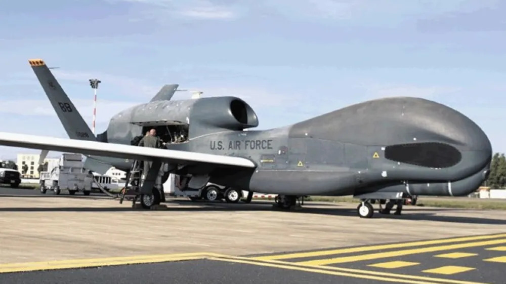 Ameri&scaron;ko izvidni&scaron;ko letalo tipa RQ-4 global hawk, kakr&scaron;no je sestrelil Iran.