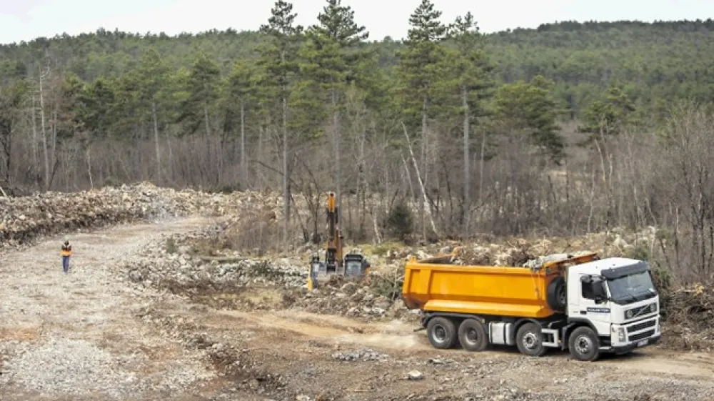Družbi Kolektor in Euroasfalt gradita 14 od 23 dostopnih cest, ki bodo vodile k predvideni trasi železnice.