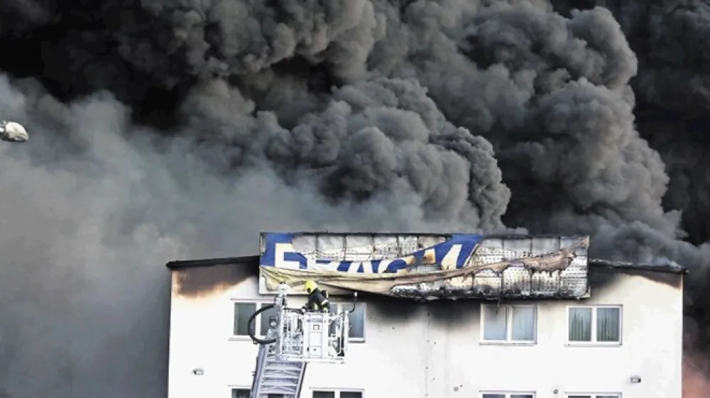 Pred dobrim tednom dni je izbruhnil požar v podjetju Fragmat v Podskrajniku pri Rakeku, v katerem je zgorelo okrog 12.000 kvadratnih metrov.