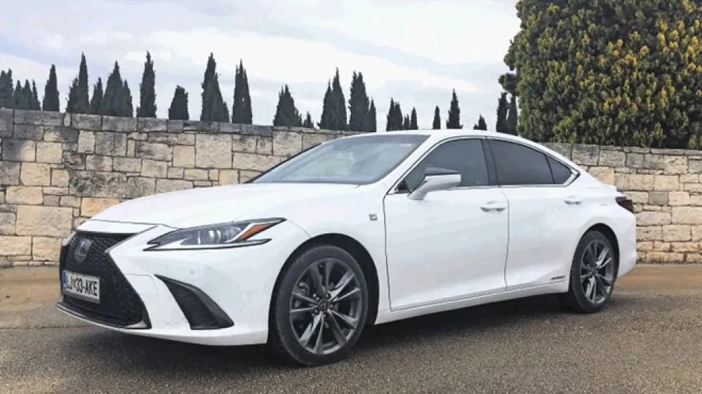 Lexus ES je udobna limuzina, katere posebnost je hibridni pogon.