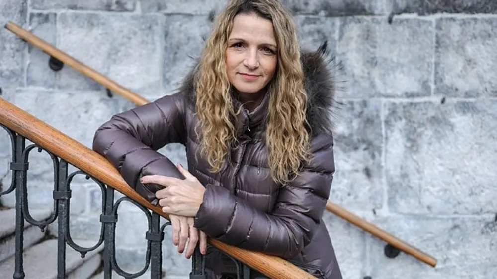 Delovo nagrado kresnik za najbolj&scaron;i roman je prejela Bronja Žakelj za delo Belo se pere na devetdeset.