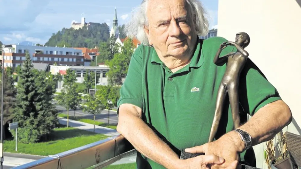 Netipični devetdesetletnik Du&scaron;an Hren na svojem balkonu v ljubljanskem Trnovem: &raquo;Ko sem bil odgovorni urednik razvedrilnega programa, smo imeli ob torkih sestanke, na katerih smo se pogovarjali o oddajah, ki so bile, in o tistih, ki bodo. Kritizirali smo tisto, kar je bilo slabo, pohvalili, kar je bilo dobro. Danes tega ni.&laquo; (Foto: Franci Kek)