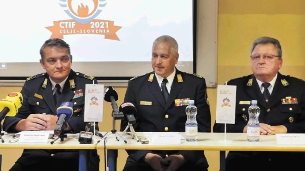 O pomembnih obletnicah in gasilski olimpijadi so spregovorili (od leve) predsednik GZS Janko Cerkvenik, poveljnik GZS Franci Peter in Janko Turn&scaron;ek, predsednik gasilskih dru&scaron;tev celjske regije.