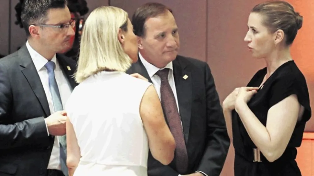 Na vrhu EU  stali&scaron;ča o kadrovskem paketu soočajo tudi v manj&scaron;ih združbah.  Premier &Scaron;arec se tako pogovarja z visoko zunanjepolitično predstavnico Federico Mogherini, &scaron;vedskim premierjem Stefanom Lofvenom in novo dansko premierko Mette Frideriksen (na fotografiji od leve proti desni).
