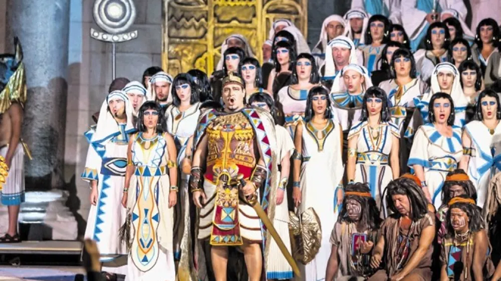 Režiser Dražen Siri&scaron;čević, ki so mu zaupali postavitev Verdijeve Aide za uvod v 67. Ljubljana festival, se je naslonil na produkcijo izpred petih let v peristilu Dioklecianove palače (na fotografiji), le da jo je zdaj priredil za precej večje prizori&scaron;če, Kongresni trg, med nastopajoče pa dodal &scaron;e lipicance.