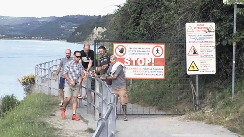 Pot v Fieso je zaprta že nekaj časa,  &scaron;tevilni rekreativci in tudi turisti pa ne upo&scaron;tevajo tabel, ki opozarjajo na nevarno kru&scaron;enje kamenja. .