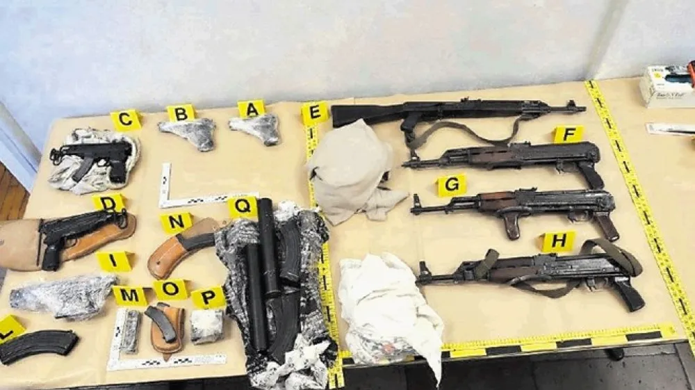 Med hi&scaron;nimi preiskavami sredi junija lani, v katerih je sodelovalo 209 policistov, kriminalistov in preiskovalcev Nacionalnega preiskovalnega urada, so na&scaron;li tako avtomatske pu&scaron;ke kot tudi preostalo dolgocevno in kratkocevno orožje, strelivo, eksplozivna sredstva in drugo.