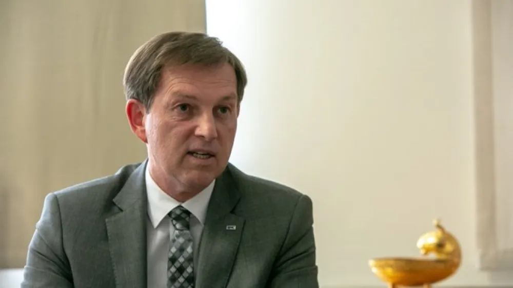 Zunanji minister Miro Cerar je danes na delovnem obisku v Parizu s francoskim kolegom Jean-Yvesom Le Drianom podpisal nov akcijski načrt strate&scaron;kega partnerstva med državama za obdobje 2019-2022.