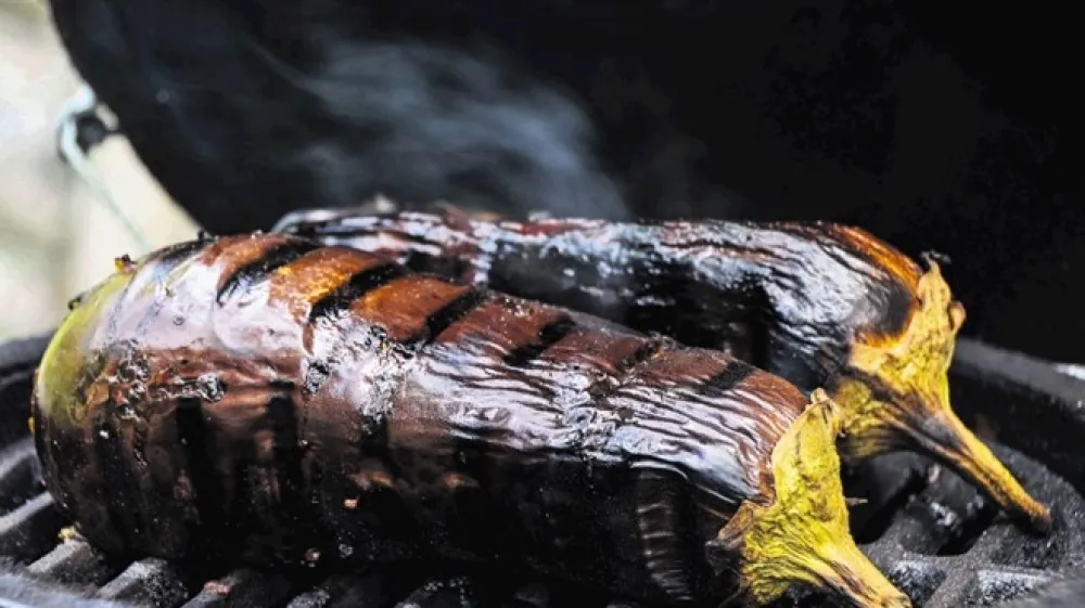 Cele lahko pečemo tudi jajčevce, a po navadi takrat, ko iz njih delamo omako oziroma pasto. Sicer pa jih pred peko narežemo na rezine in jih tako kot bučke prej dobro natremo s soljo, da spustijo vodo.