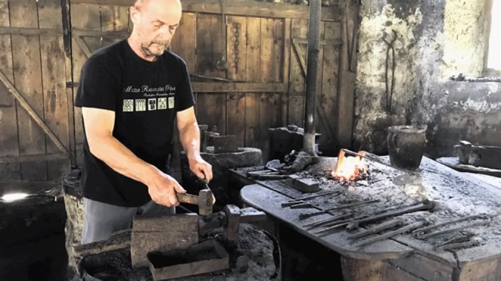 Izdelovanje žebljev, ko se ga loti Davorin Bratu&scaron;, je videti enostavno. &raquo;Potrebni sta volja in vaja,&laquo; opozarja.