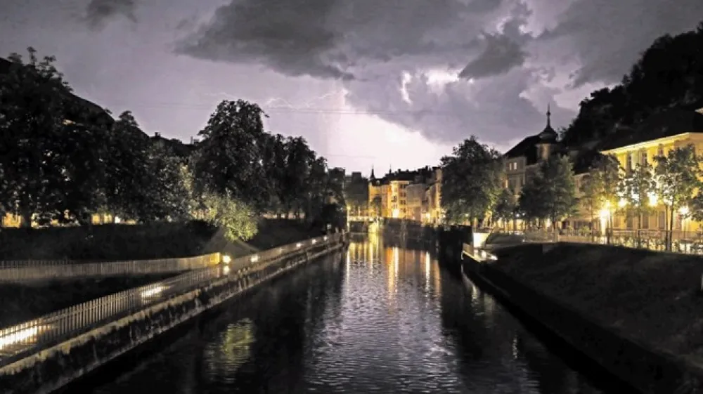 &Scaron;e vedno je najbolj zanesljiv ukrep za za&scaron;čito elektronske opreme in aparatov med divjanjem neviht  izklop iz električnega in komunikacijskega omrežja.