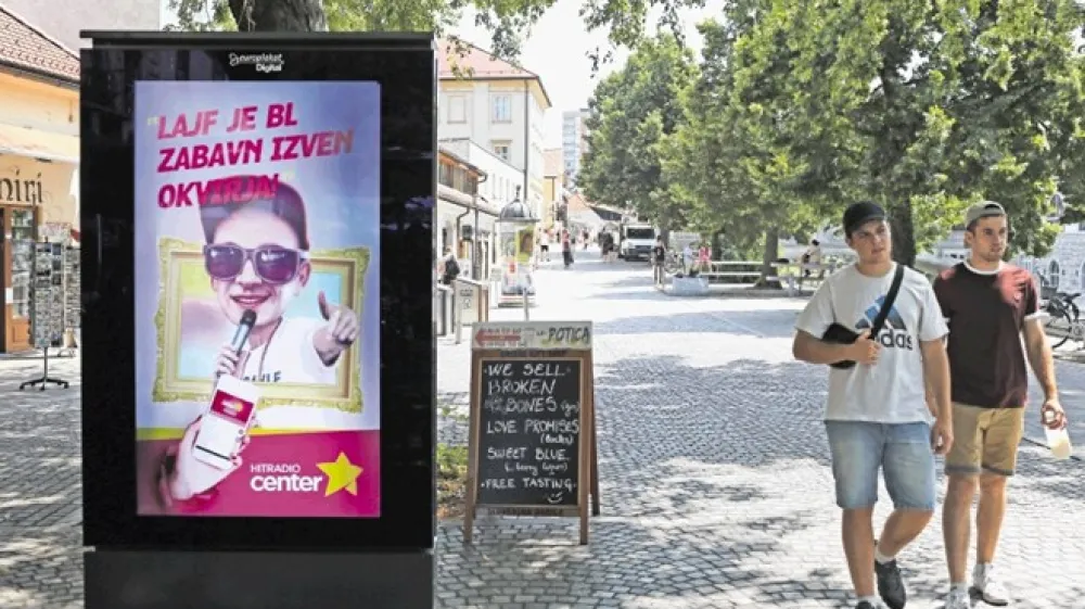 Po Ljubljani je mogoče videti tudi reklamne panoje, ki spreminjajo vsebino oglasov.