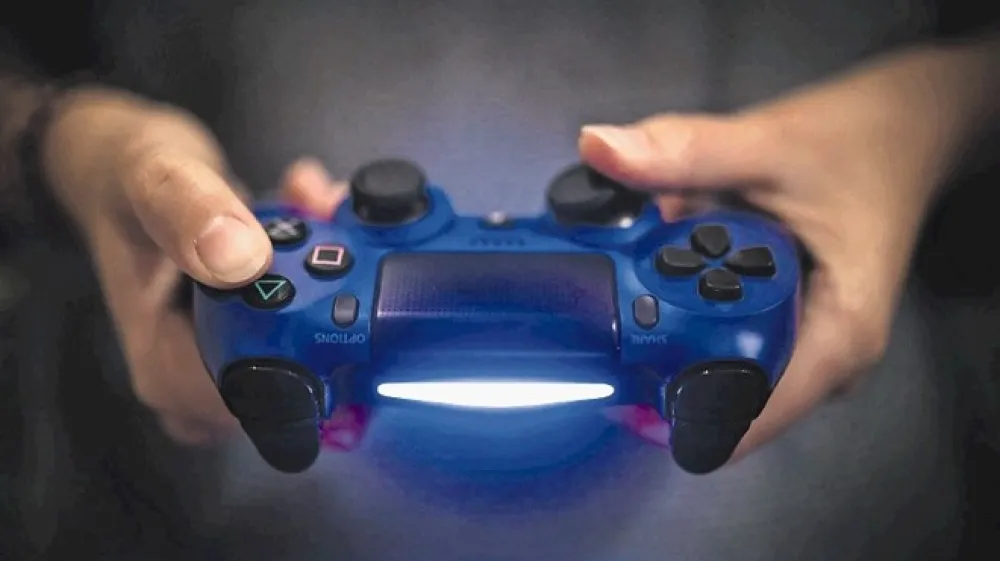 Za igranje boste poleg spletne povezave, konzole in računalnika potrebovali &scaron;e igralni plo&scaron;ček.