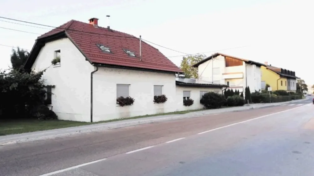 S prodajo župni&scaron;ča na Poduti&scaron;ki cesti (fotografija levo) bi v župniji Ljubljana Koseze radi financirali gradnjo na novem zemlji&scaron;ču ob ulici Draga, kjer so zdaj uredili makadamsko parkiri&scaron;če.