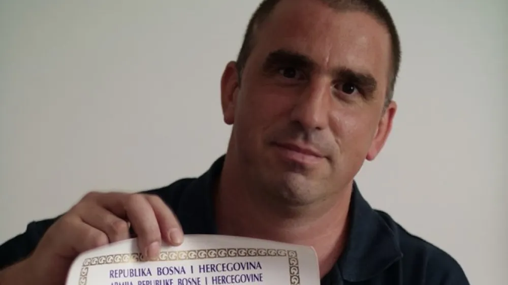 Dejan Gaj&scaron;ek, udeleženec vojne v Bosni, s pohvalo armade BiH za &raquo;pogum, požrtvovalnost in prispevek k obrambi in osvoboditvi države&laquo;