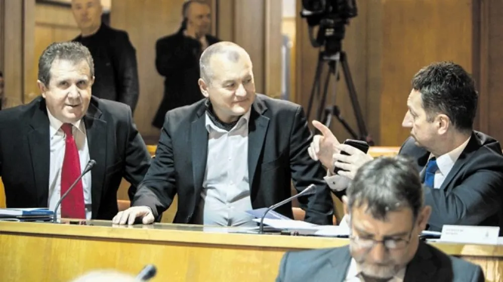 Državni svetniki so danes izglasovali odložilni veto na kar dve noveli zakona, ki so ju poslanci sprejeli prej&scaron;nji teden.