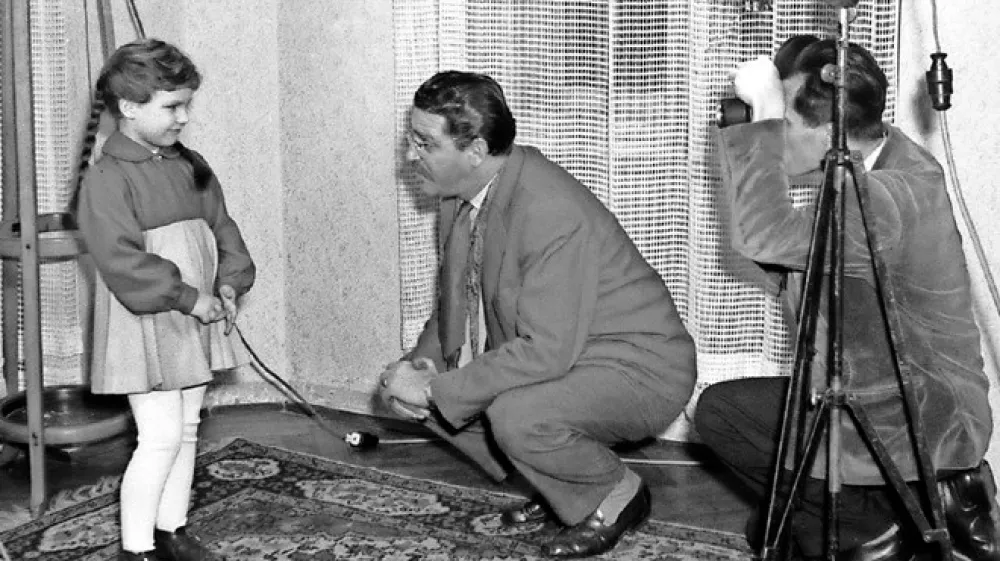 Režiser France &Scaron;tiglic s svojim asistentom Maksom Sajkom izbira igralce za film Dolina miru (1956), ki se je uvrstil tudi v uradni program mednarodnega festivala v Cannesu.