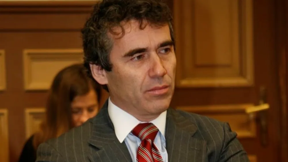 Koprsko sodi&scaron;če je za Sergeja Racmana že pred dvema tednoma odredilo pripor, a je poslovnež &scaron;e vedno na prostosti.