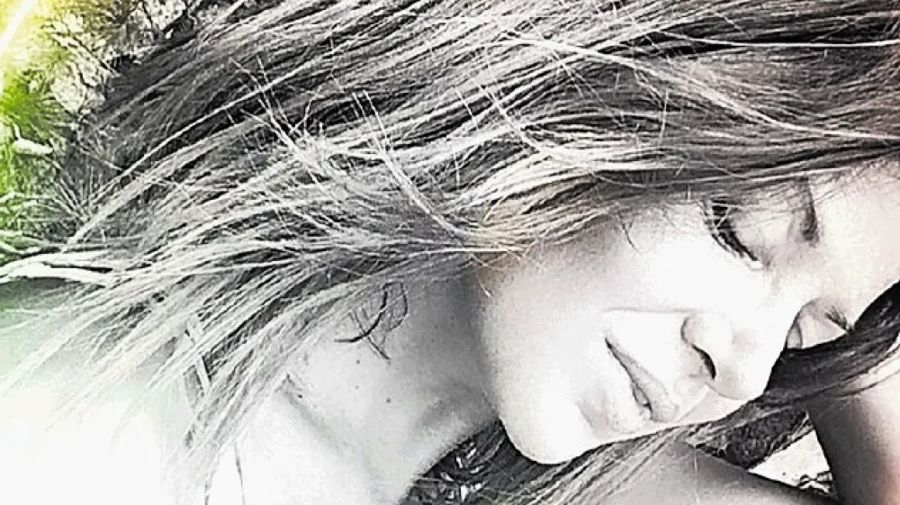 Televizijska voditeljica in nekdanja imitatorka Helene Blagne Jasna Kuljaj je med mnoge utrinke z leto&scaron;njega dopusta uvrstila tudi posnetek, na katerem s prijateljico prepevata skladbe zdaj že leto dni preminulega Oliverja Dragojevića. Njuna priredba, objavljena tako na instagramu kot na facebooku, pa žal ni navdu&scaron;ila  Naceta Junkerja in to je Jasni Kuljaj tudi sporočil prek SMS-sporočila. &raquo;Jasna, umakni duet za Oliverja s fbja! Stra&scaron;no je fou&scaron;! Sicer pa bodi lepo. Lp z Dolenjske,&laquo; je Junkar prijazno svetoval Kuljajevi, ona pa je sporočilo prijazno delila s svojimi sledilci na instagramu.