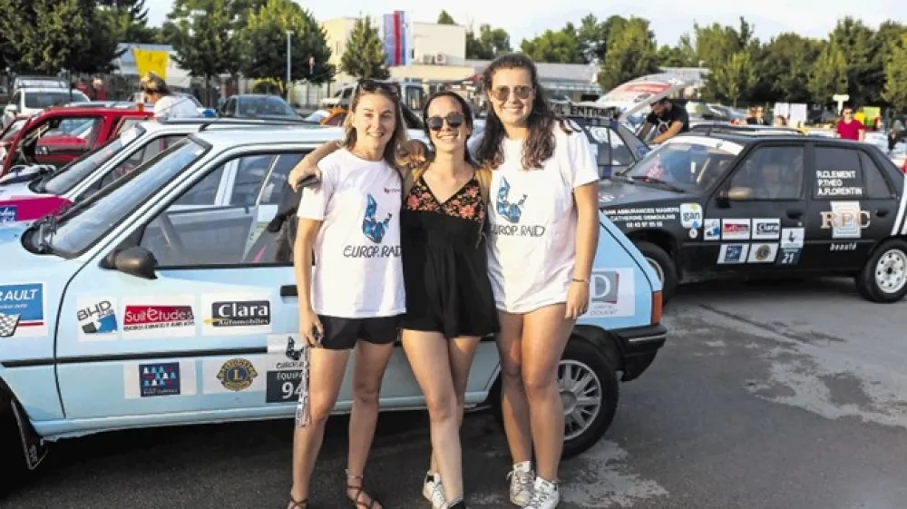 Chlo&eacute;, No&eacute;mi in Cl&eacute;mence so karavano izkoristile za potepanje po Evropi.