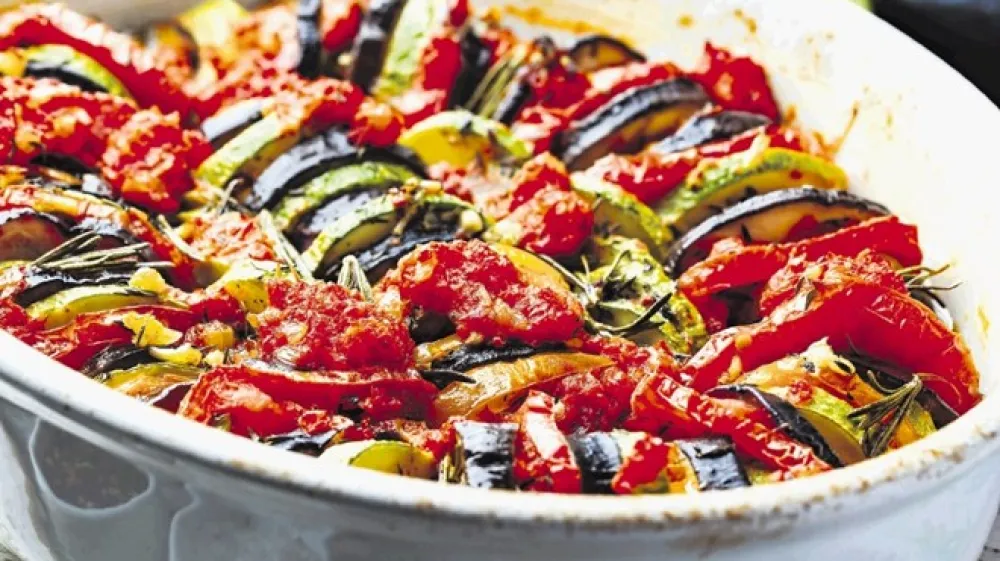 Francozi ratatuj najpogosteje zložijo v keramični ali litoželezni emajlirani pekač.