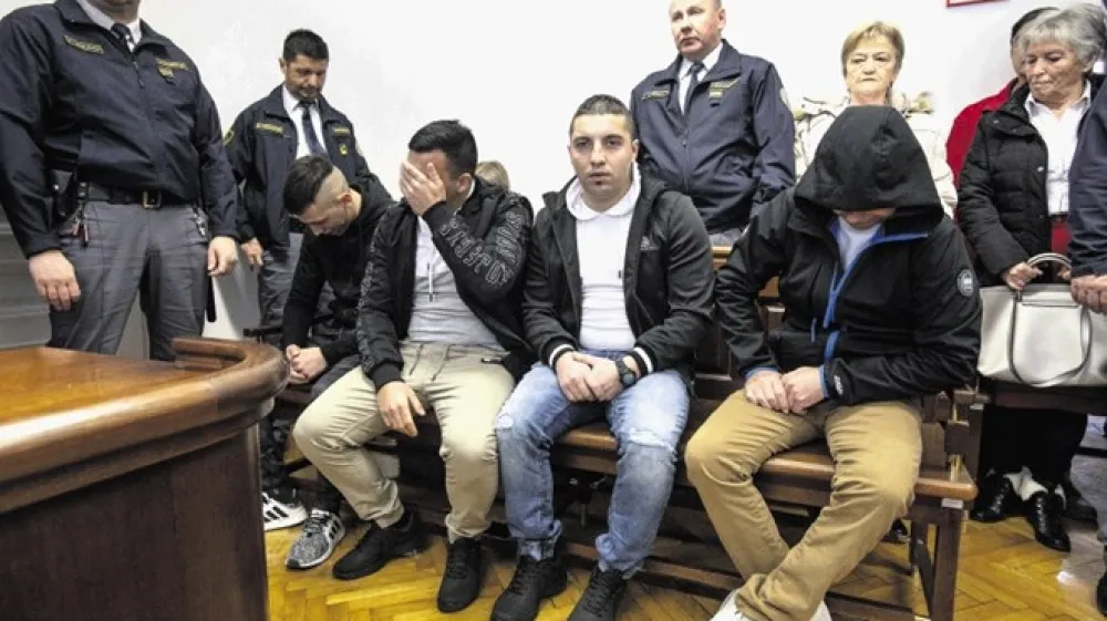 Milo&scaron; Grm, Niko &Scaron;arkezi, Senad Kosec in Željko Veselič (od leve proti desni) so se zna&scaron;li za zapahi.