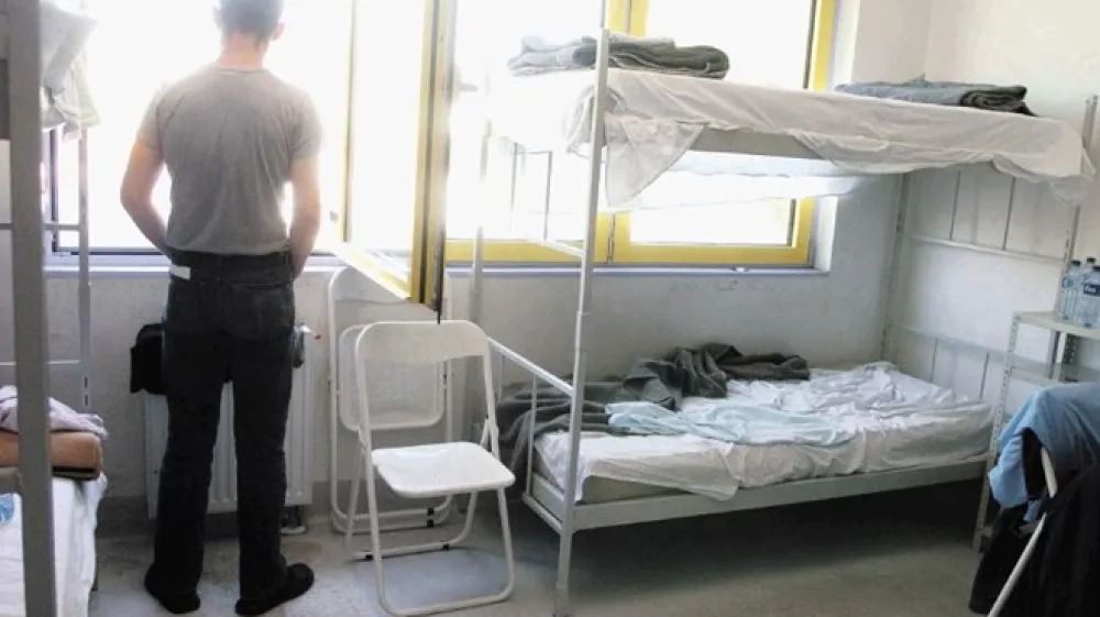 Zaradi nevzdržnih razmer in sistemskih pomanjkljivosti so konflikti med prosilci za azil in zaposlenimi v azilnem domu Vič vse pogostej&scaron;i, trdijo v civilni iniciativi Infokolpa.