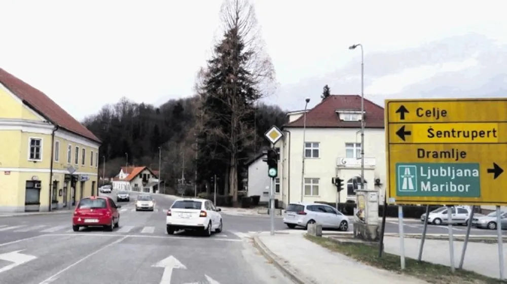 Osebna in tovorna vozila, ki so z avtoceste pri Dramljah namenjena proti Roga&scaron;ki Slatini in Hrva&scaron;ki, morajo peljati skozi sredi&scaron;če &Scaron;entjurja.
