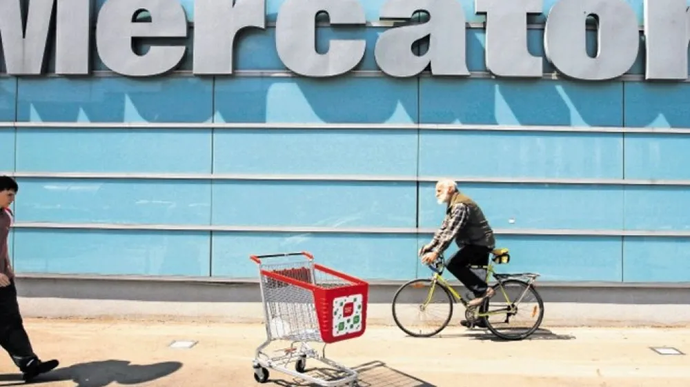 Poleg omenjenih večjih trgovskih centrov v družbi prodajajo &scaron;e za okoli 100 milijonov evrov manj&scaron;ih nepremičnin.