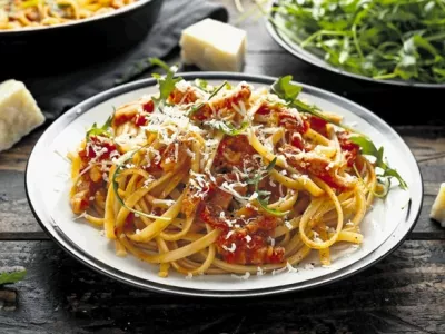 &Scaron;pageti ali rezanci naj bodo debeli, sir pa odmerjamo po okusu, a najraje velikodu&scaron;no.